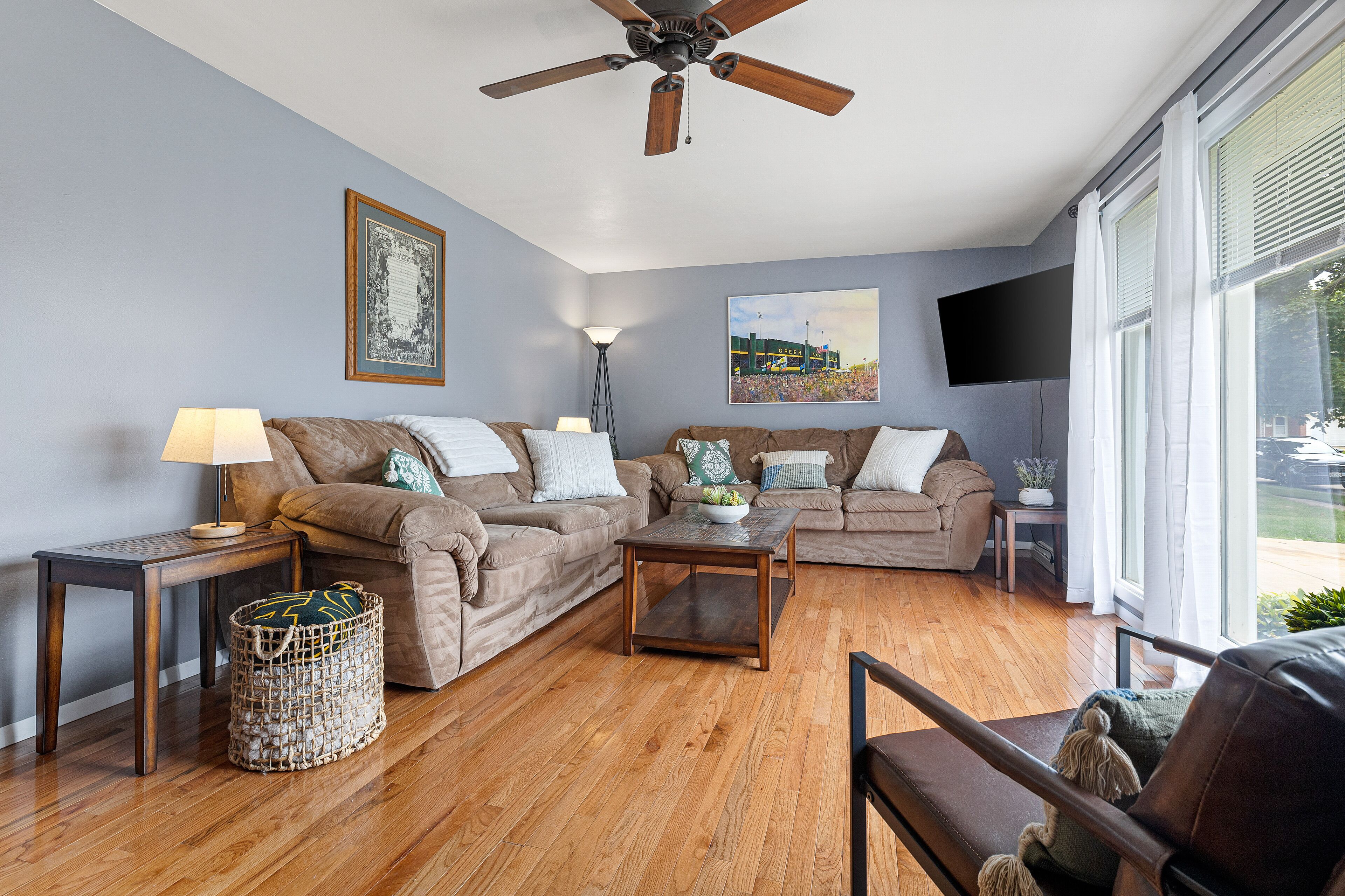 Lombardi's Lodge: 4BR Home 5min Walk to Lambeau