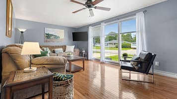 Een smart-tv, een open haard, videogames en tafelvoetbal