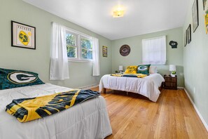 4 bedrooms, desk, iron/ironing board, travel crib