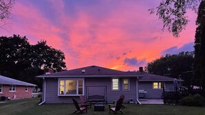 Ein Haus mit Garten, Grill und Terrassenbereich.