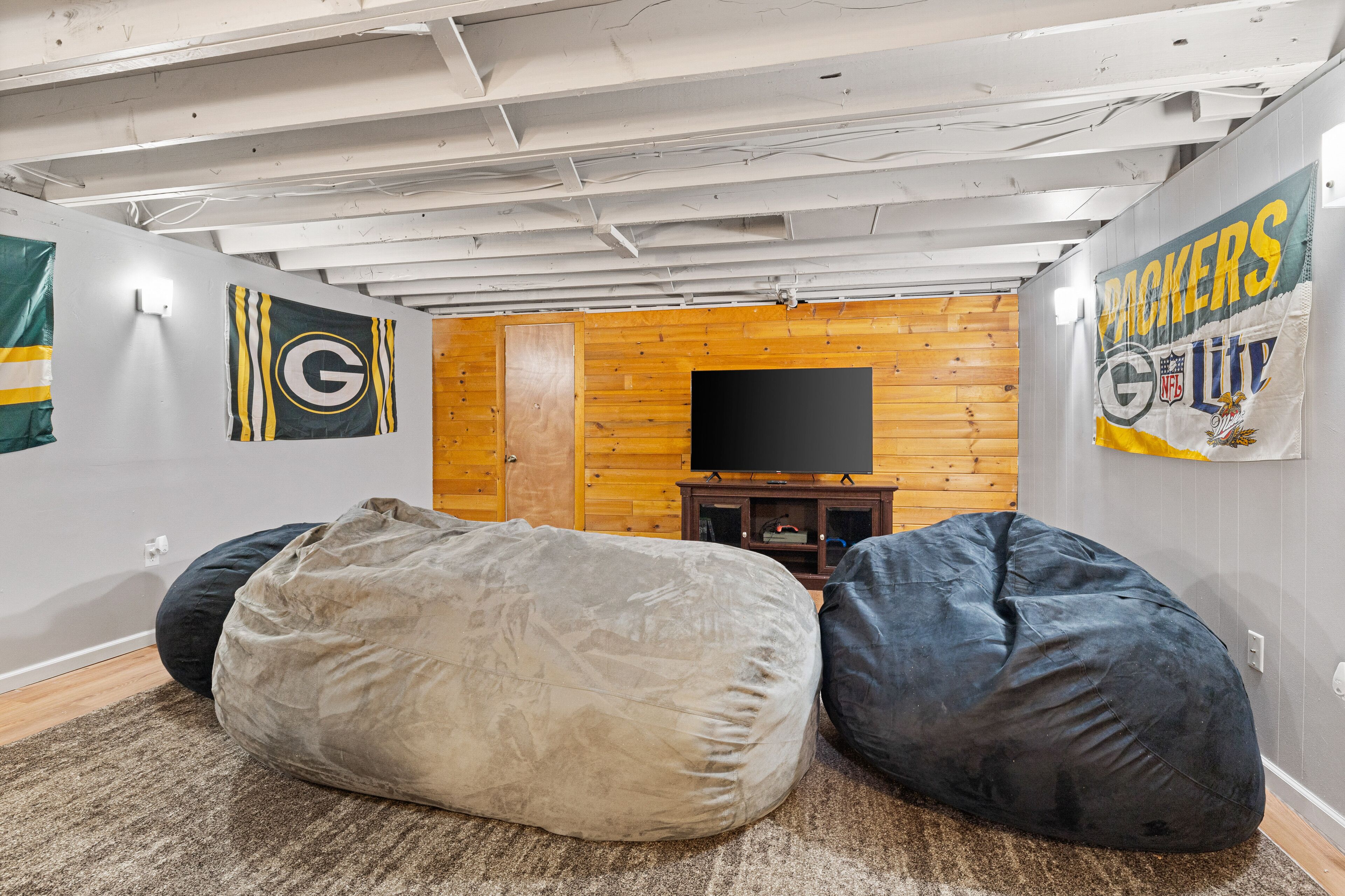 Lombardi's Lodge: 4BR Home 5min Walk to Lambeau