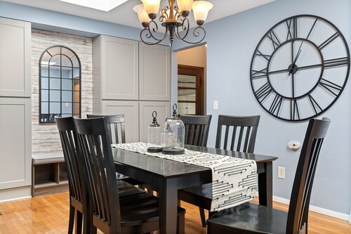 Lombardi's Lodge: 4BR Home 5min Walk to Lambeau