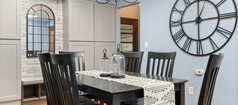 Lombardi's Lodge: 4BR Home 5min Walk to Lambeau