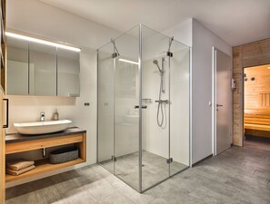 Dusche, Haartrockner, Handtücher