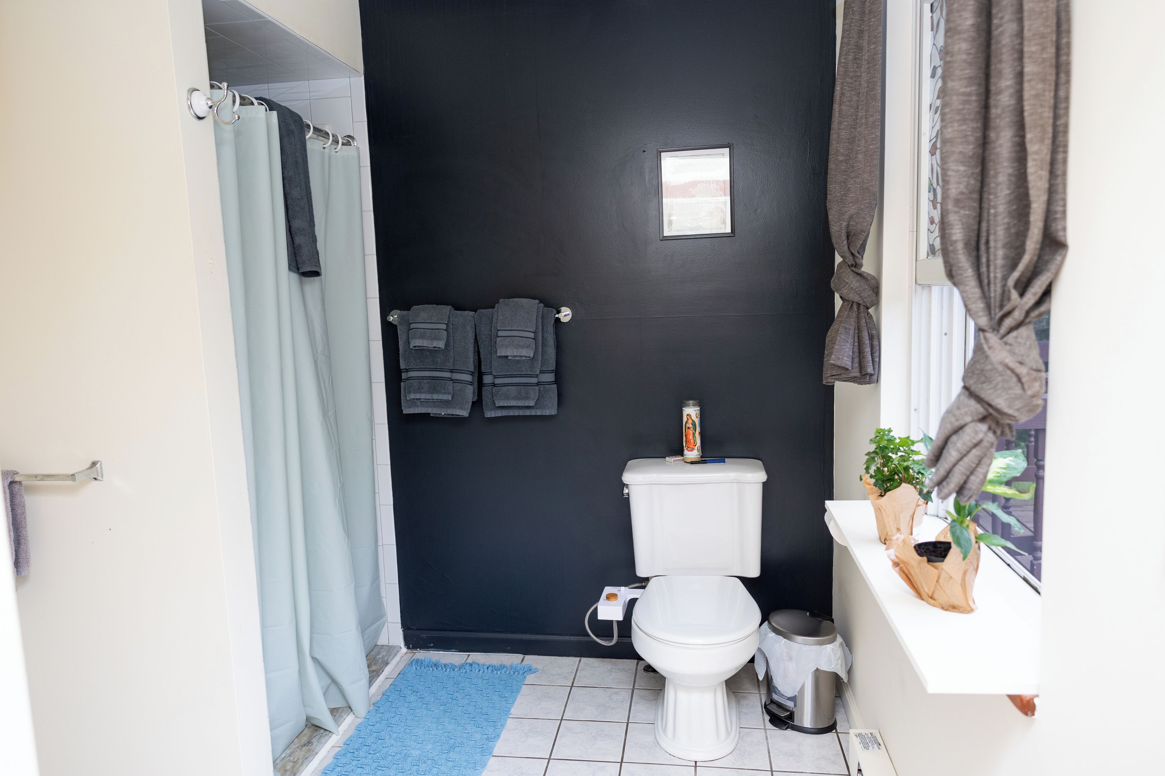 Combined shower/tub, bidet, towels, soap