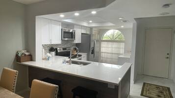 冰箱、微波炉、烤箱、炉灶