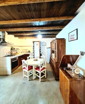 Fridge, microwave, oven, coffee/tea maker
