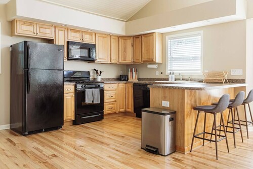 LARGE 5 Bed Lake Geneva Home 4 Blocks from Lake!