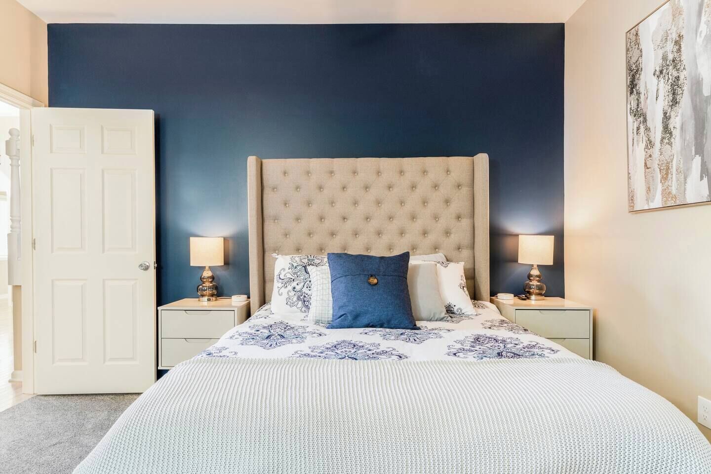 5 habitaciones, escritorio y tabla de planchar con plancha 