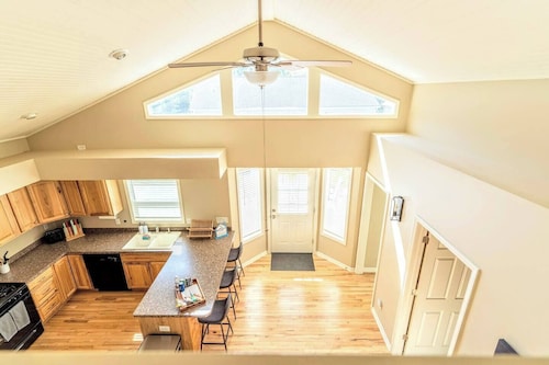 LARGE 5 Bed Lake Geneva Home 4 Blocks from Lake!