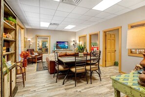 Interior - Spacious Red Oak Cottage at Fall Farm (Mineola)