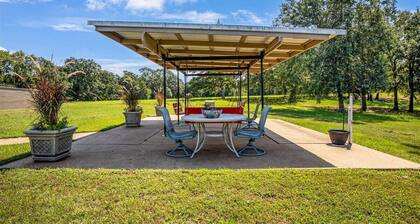 Spacious Red Oak Cottage at Fall Farm