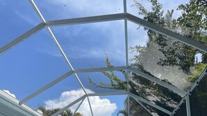 Una piscina techada con una vista despejada del cielo y follaje circundante.