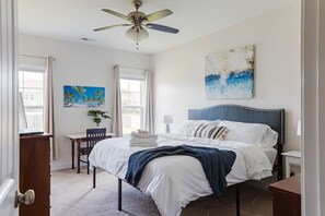3 habitaciones, escritorio y tabla de planchar con plancha 