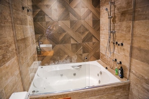 Studio | Badezimmer | Badewanne und Dusche (separat), Whirlpool, Regendusche, Haartrockner