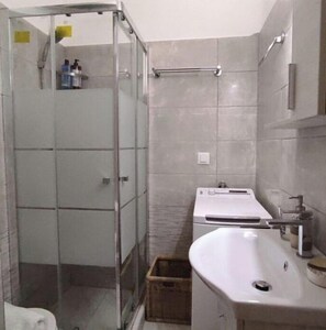 Shower - Athens Living Room (Athina)