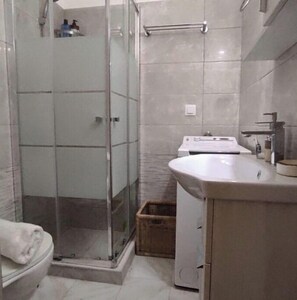 Shower - Athens Living Room (Athina)
