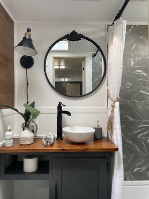 Dusche, Handtücher, Seife, Toilettenpapier