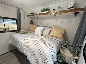1 bedroom, bed sheets