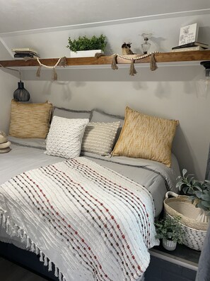 3 bedrooms, bed sheets - Delightful and cozy RV with outdoor space (St. Petersburg)
