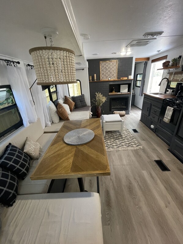 Living area - Delightful and cozy RV with outdoor space (St. Petersburg)