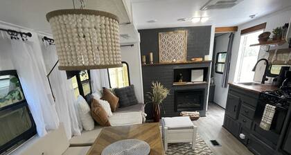 Delightful and cozy RV with outdoor space