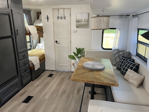 1 bedroom, free WiFi, bed sheets - Delightful and cozy RV with outdoor space (St. Petersburg)