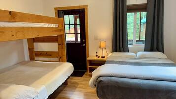 1 bedroom, free Internet, bed sheets