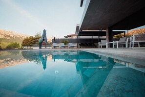 インフィニティプール、温水プール、サンラウンジャー