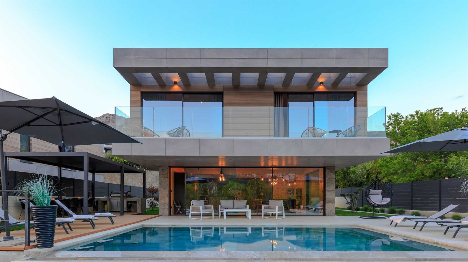 Alberca infinita, alberca climatizada y camastros