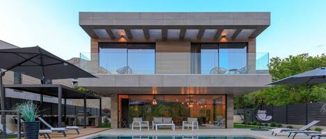 Alberca infinita, alberca climatizada y camastros