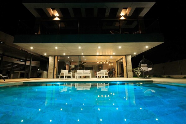 An infinity pool, a heated pool, pool loungers