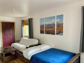 1 bedroom, free Internet, bed sheets