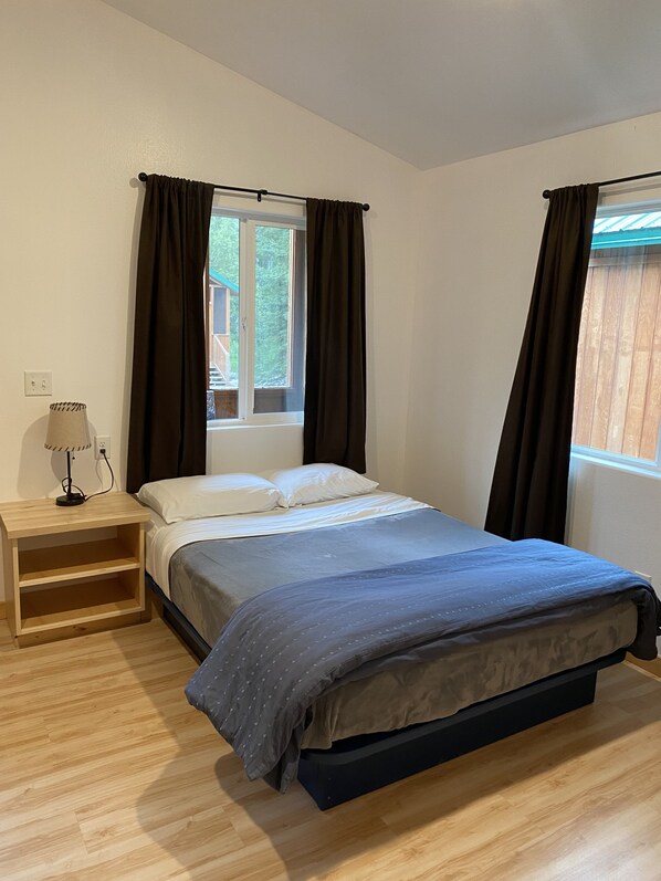 1 bedroom, free Internet, bed sheets