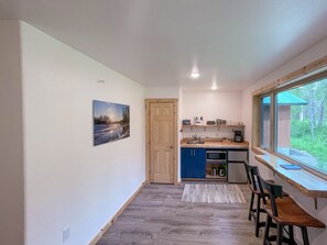 Een koelkast, een magnetron, een koffiezetapparaat/waterkoker