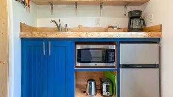 KylskÄp, mikrovÄgsugn, kaffe- och tebryggare och brödrost