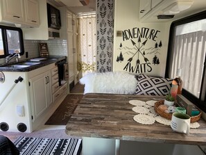 Fridge, microwave, oven, stovetop - Bend, Oregon - Midtown Oasis- Adventure Awaits (Bend)