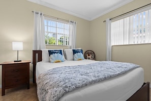 2 Schlafzimmer, Schreibtisch, Bügeleisen/Bügelbrett, Reisekinderbett