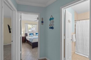 2 Schlafzimmer, Schreibtisch, Bügeleisen/Bügelbrett, Reisekinderbett