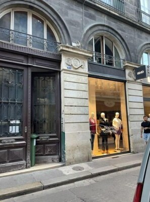 Une vitrine avec de grandes fenêtres en verre où sont exposés des mannequins.