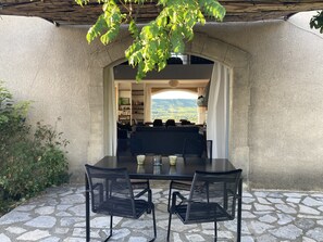 Outdoor dining - Charming Provencal house with private pool and exceptional view (Villedieu)