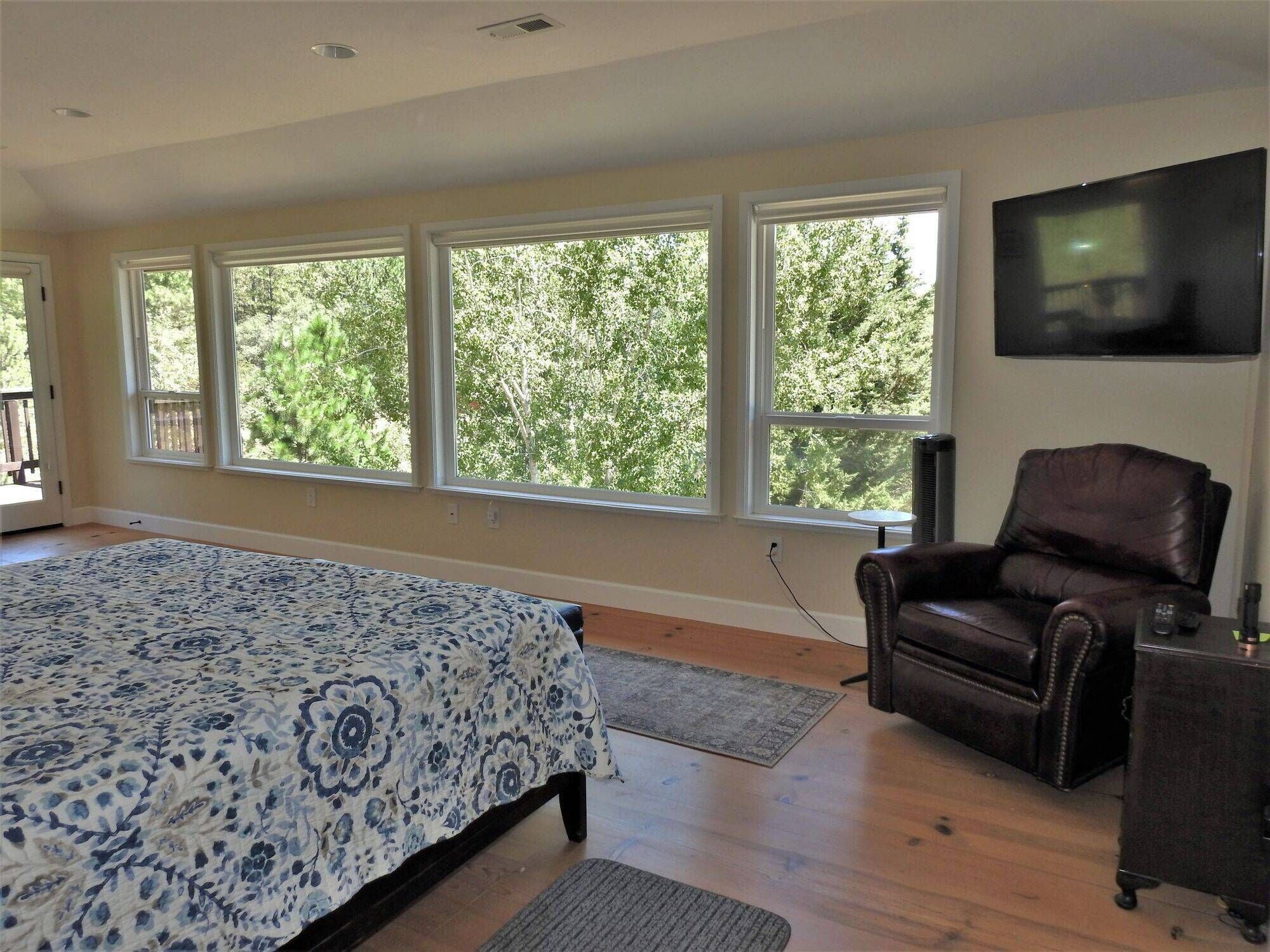 3 bedrooms, internet, bed sheets