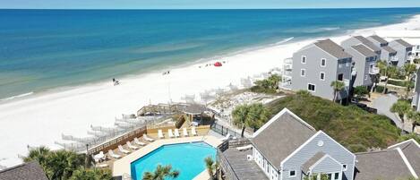 Plage à proximité, chaises longues