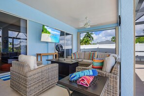 Televisión y chimenea 