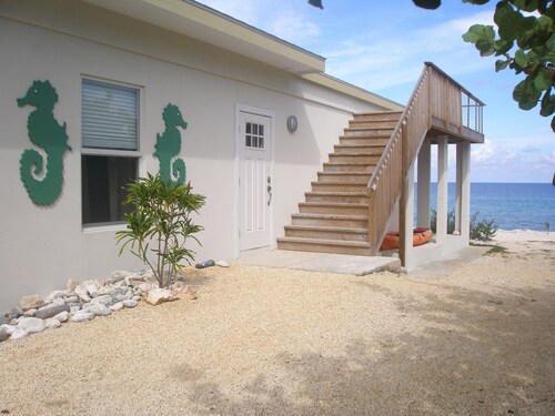 Hammock Moon - Two Bedroom House Directly on Beach with Gazebo