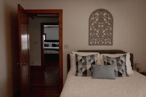 4 bedrooms, free WiFi, bed sheets - Charming 4 Bedroom home in the heart of Elgin (Elgin)