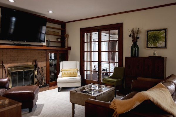 Smart TV, pebolim, mesa de pingue-pongue