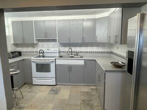 Kjøleskap, kokeplater, kaffetrakter/tekoker og brødrister