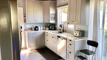 冰箱、微波炉、烤箱、炉灶