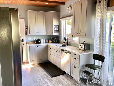 Wine Down - Perfect Family getaway! 2 minutes from the beach!